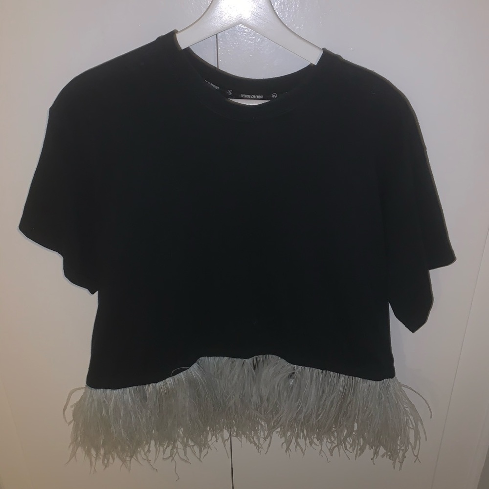 M/L Opening Ceremony blk tee w/ ostrich feather